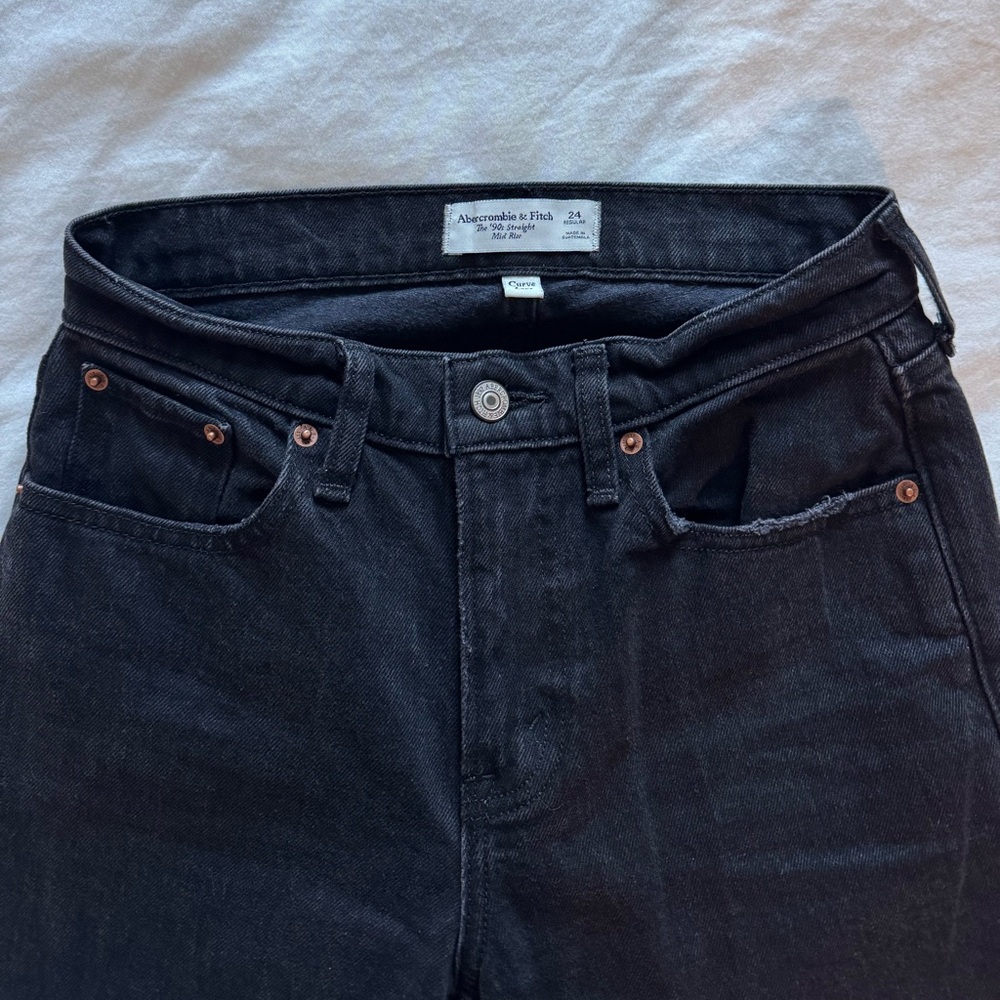 Abercrombie - Curve love Mid Rise 90's Straight Jeans